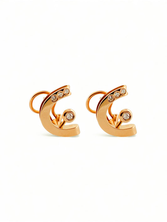 Comprar pendientes de oro amarillo de 18kt y con 4 diamantes en cada pendiente, con cierre omega. Joyería compro oro en Barcelona y Mataró, dónde vender oro al mejor precio.