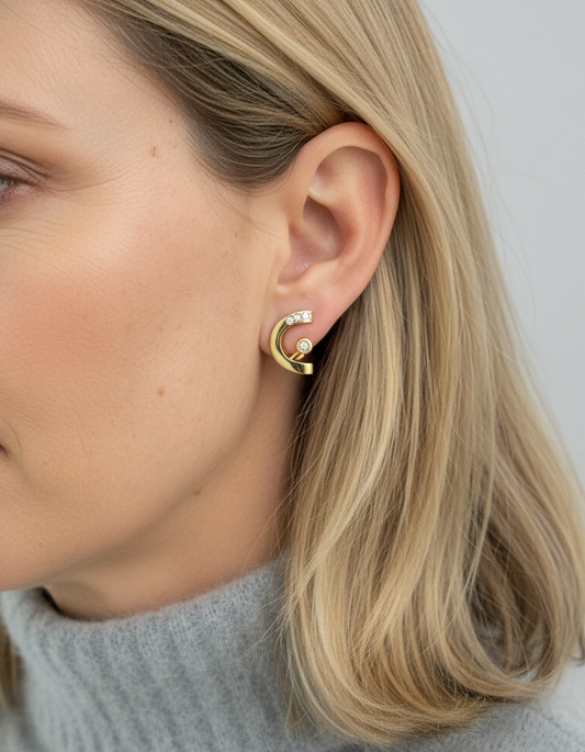 Comprar pendientes de oro amarillo de 18kt y con 4 diamantes en cada pendiente, con cierre omega. Joyería compro oro en Barcelona y Mataró, dónde vender oro al mejor precio.