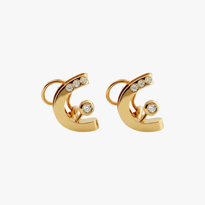 Comprar pendientes de oro amarillo de 18kt y con 4 diamantes en cada pendiente con cierre omega. Pendientes de oro en Barcelona, joya certificada y envío gratis