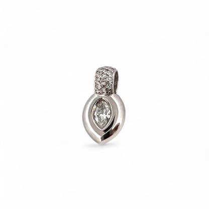 Comprar colgante en forma ovalada en oro blanco de 18kt con una valía ancha para combinar con una cadena y convertirlo en collar. Joyería Ian'Or. Envío gratis.