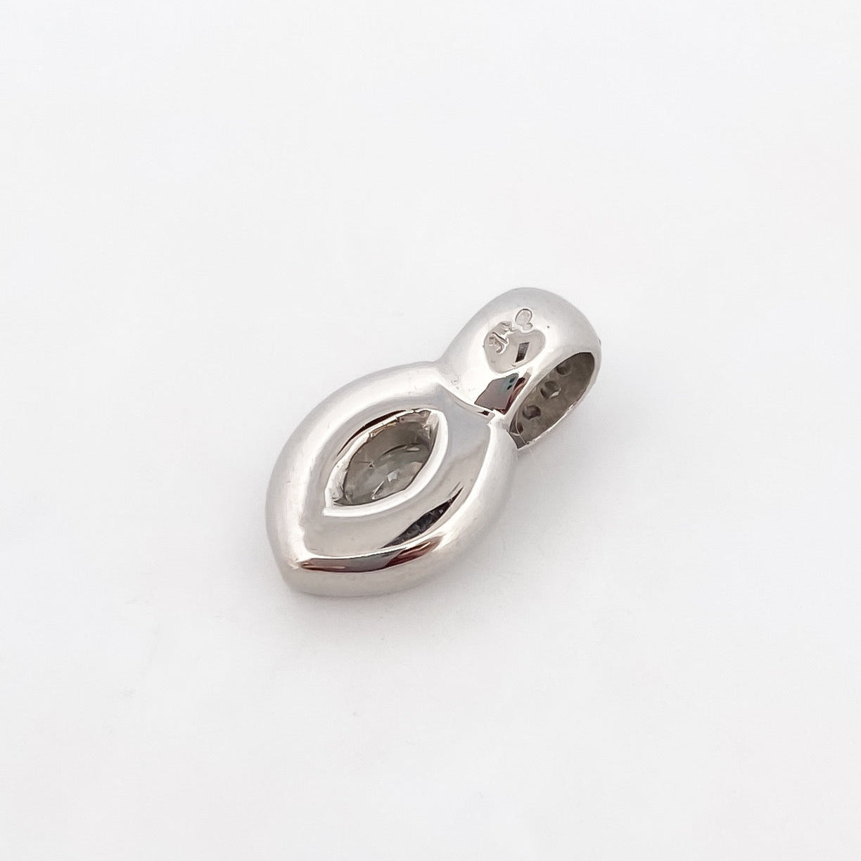 Comprar colgante en forma ovalada en oro blanco de 18kt con una valía ancha para combinar con una cadena y convertirlo en collar. Joyería Ian'Or. Envío gratis.
