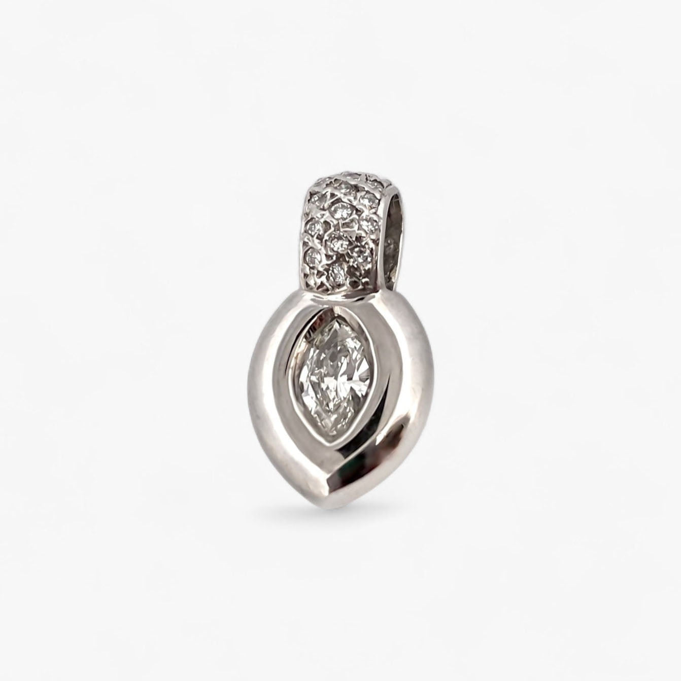 Comprar colgante en forma ovalada en oro blanco de 18kt con una valía ancha para combinar con una cadena y convertirlo en collar. Joyería Ian'Or. Envío gratis.