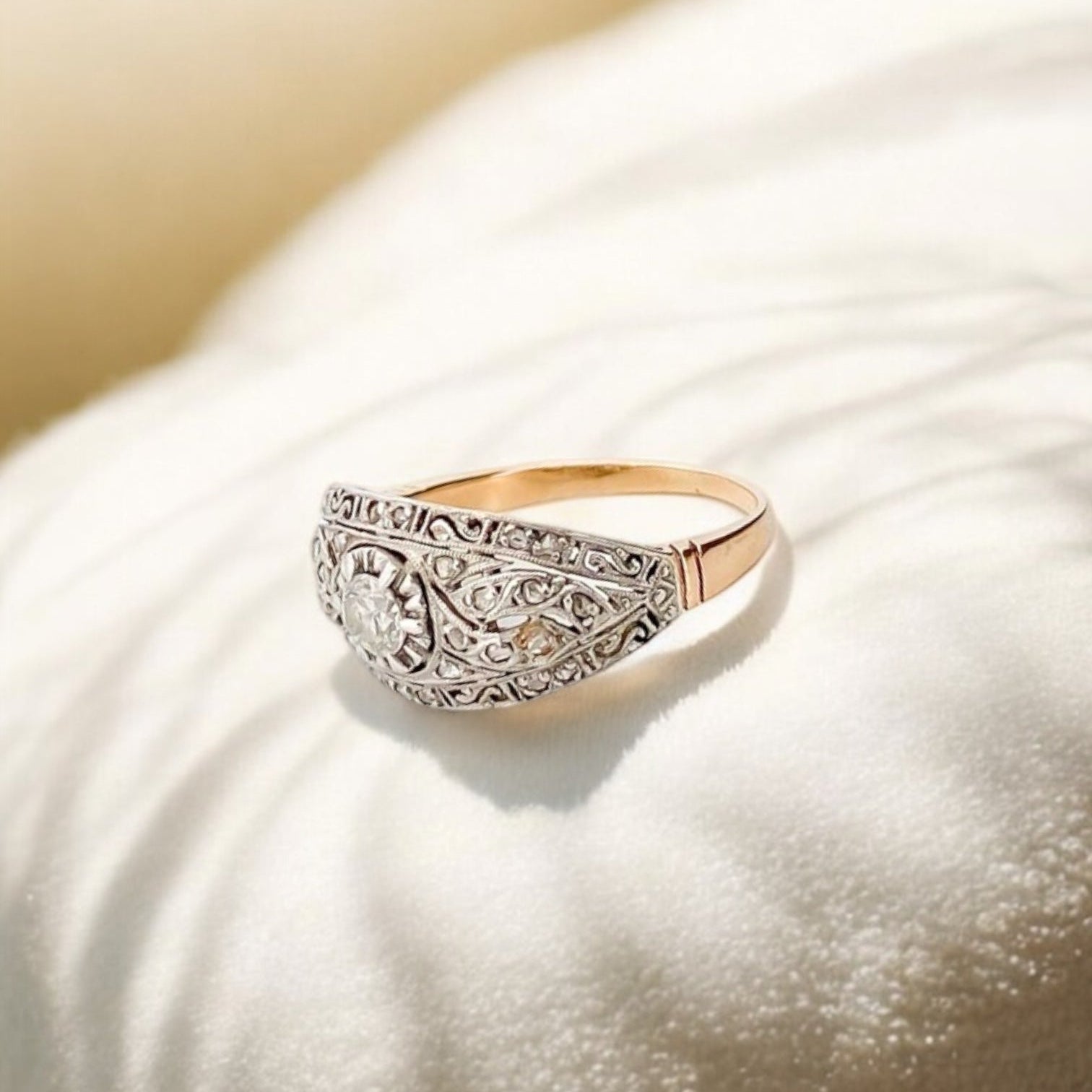 Comprar Anillo antiguo Art Decó realizado en oro amarillo de 18kt; con diamante central engastado en platino y pequeños diamantes talla antigua. Joyas art decó baratas