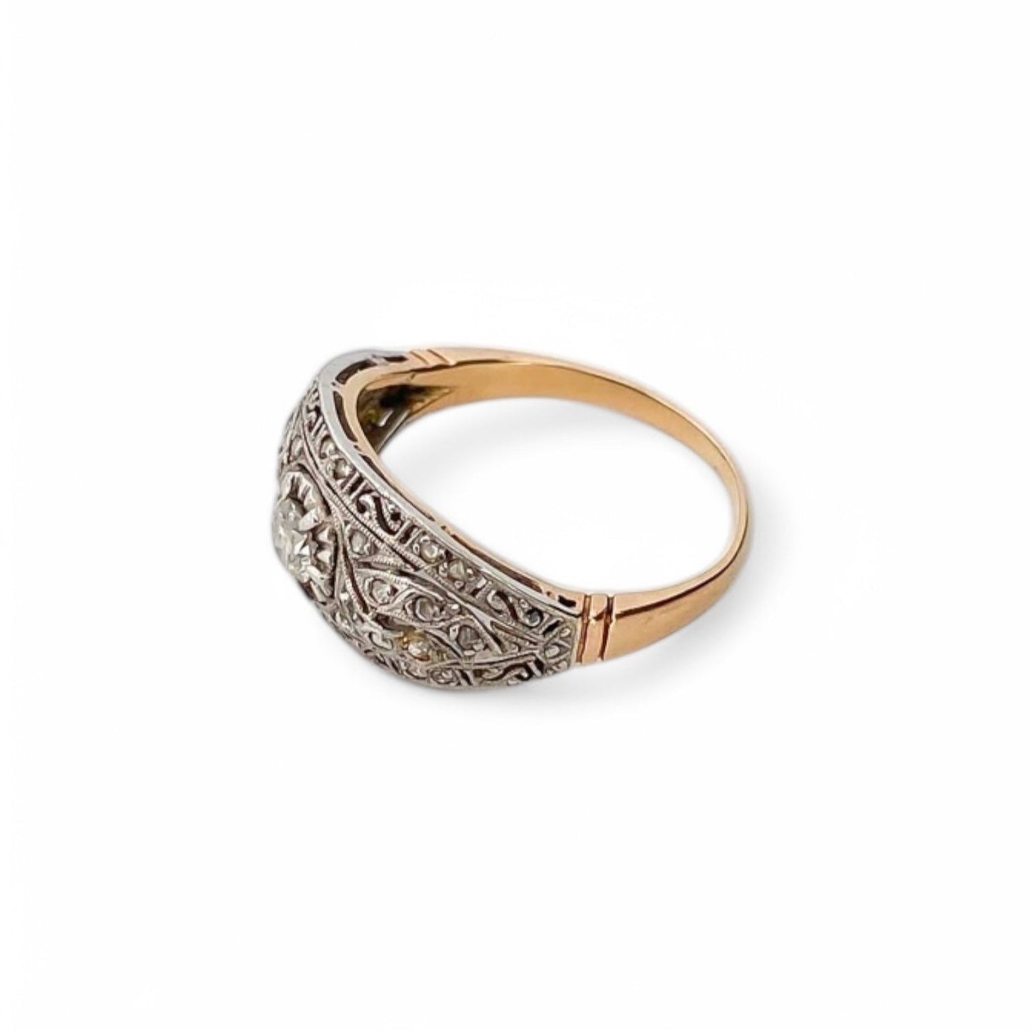 Comprar Anillo antiguo Art Decó realizado en oro amarillo de 18kt; con diamante central engastado en platino y pequeños diamantes talla antigua. Joyas art decó baratas