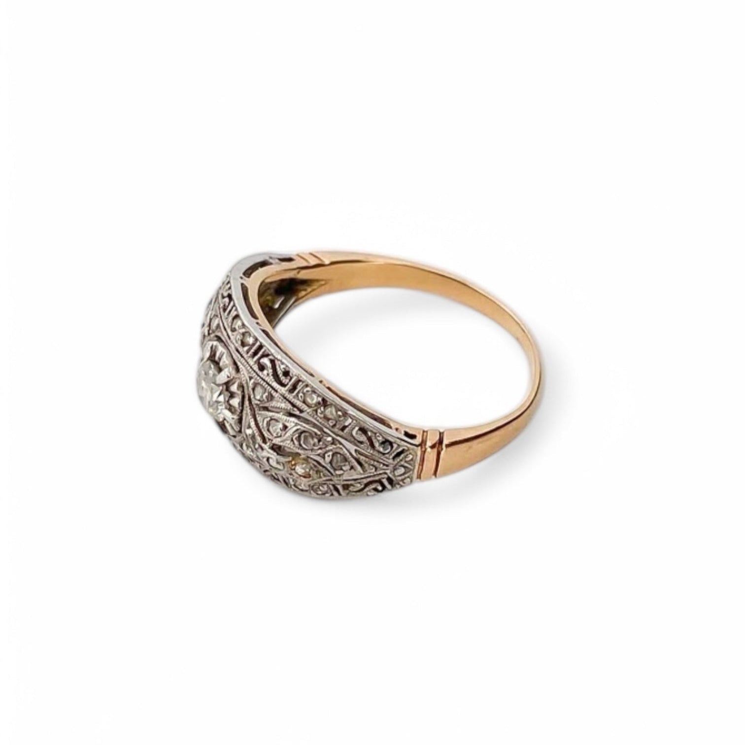 Comprar Anillo antiguo Art Decó realizado en oro amarillo de 18kt; con diamante central engastado en platino y pequeños diamantes talla antigua. Joyas art decó baratas