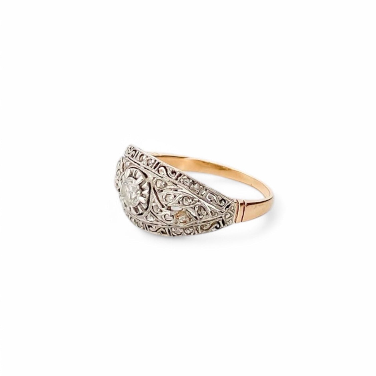 Comprar Anillo antiguo Art Decó realizado en oro amarillo de 18kt; con diamante central engastado en platino y pequeños diamantes talla antigua. Joyas art decó baratas