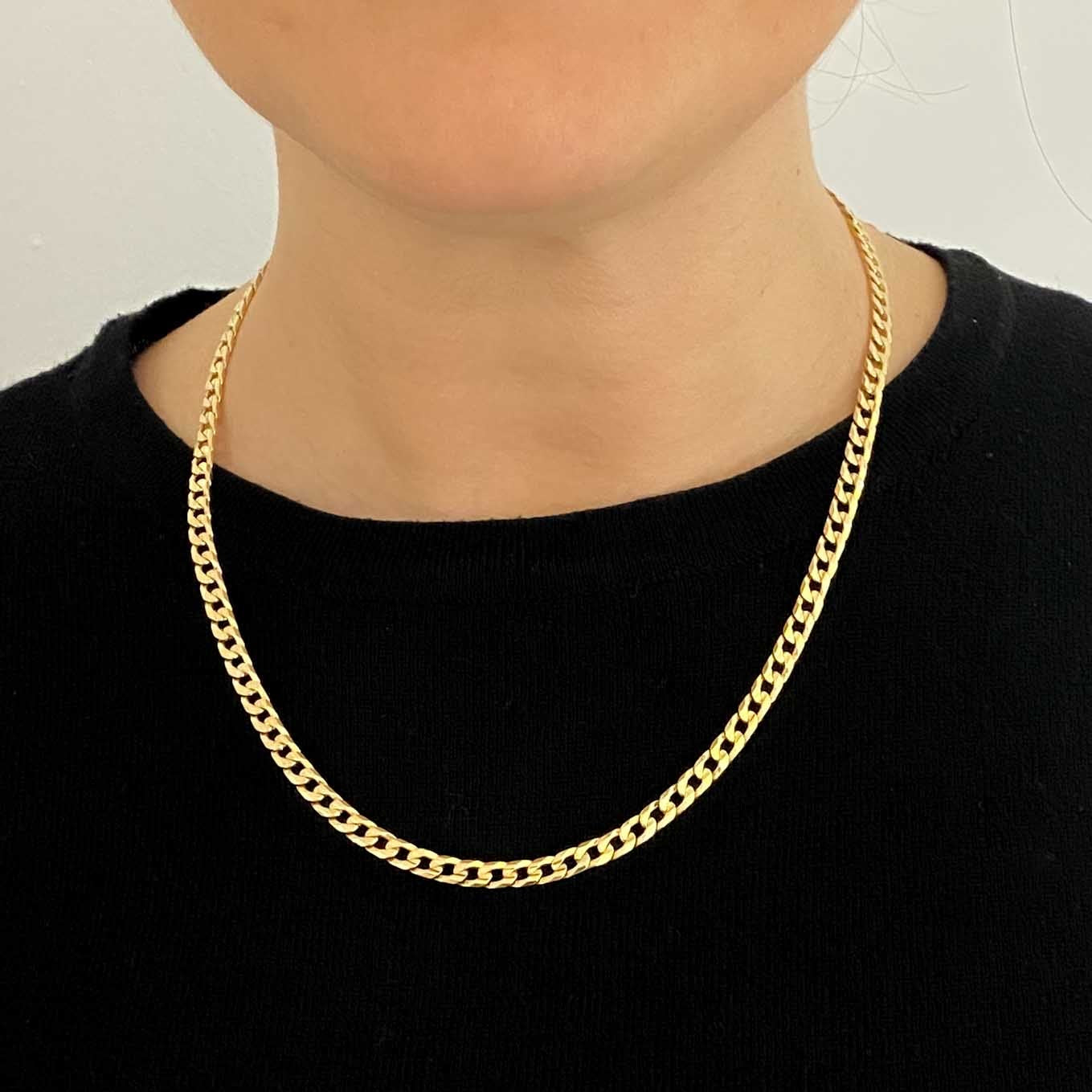 Collar de oro amarillo de 18kt con cadena barbada tipo cubana plana de 4,67mm de grosor y 50 cm Joya unisex. Cadenas de oro de 18kt baratas. Envío gratis. Ian'Or.
