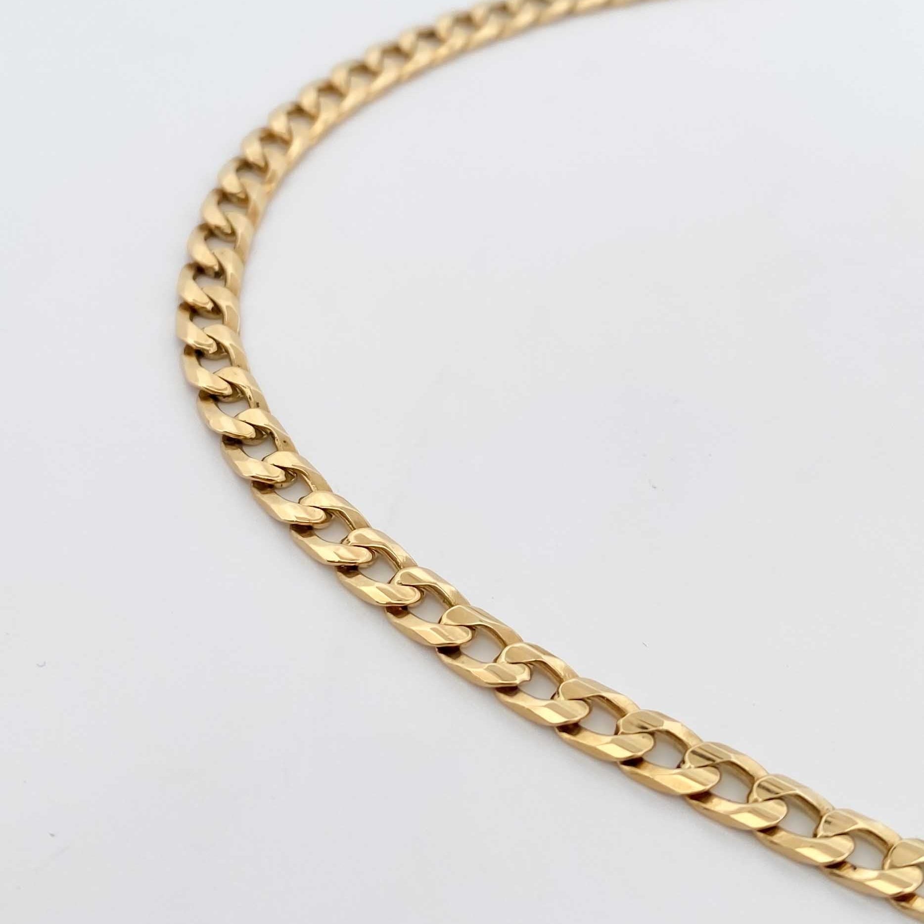 Collar de oro amarillo de 18kt con cadena barbada tipo cubana plana de 4,67mm de grosor y 50 cm Joya unisex. Cadenas de oro de 18kt baratas. Envío gratis. Ian'Or.