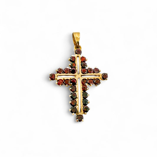 Comprar colgante en forma de cruz realizada en oro amarillo de 18kt con engaste en garras de 28 granates. Dispone de una balía de 12m. Cruces de oro 18kt al mejor precio.
