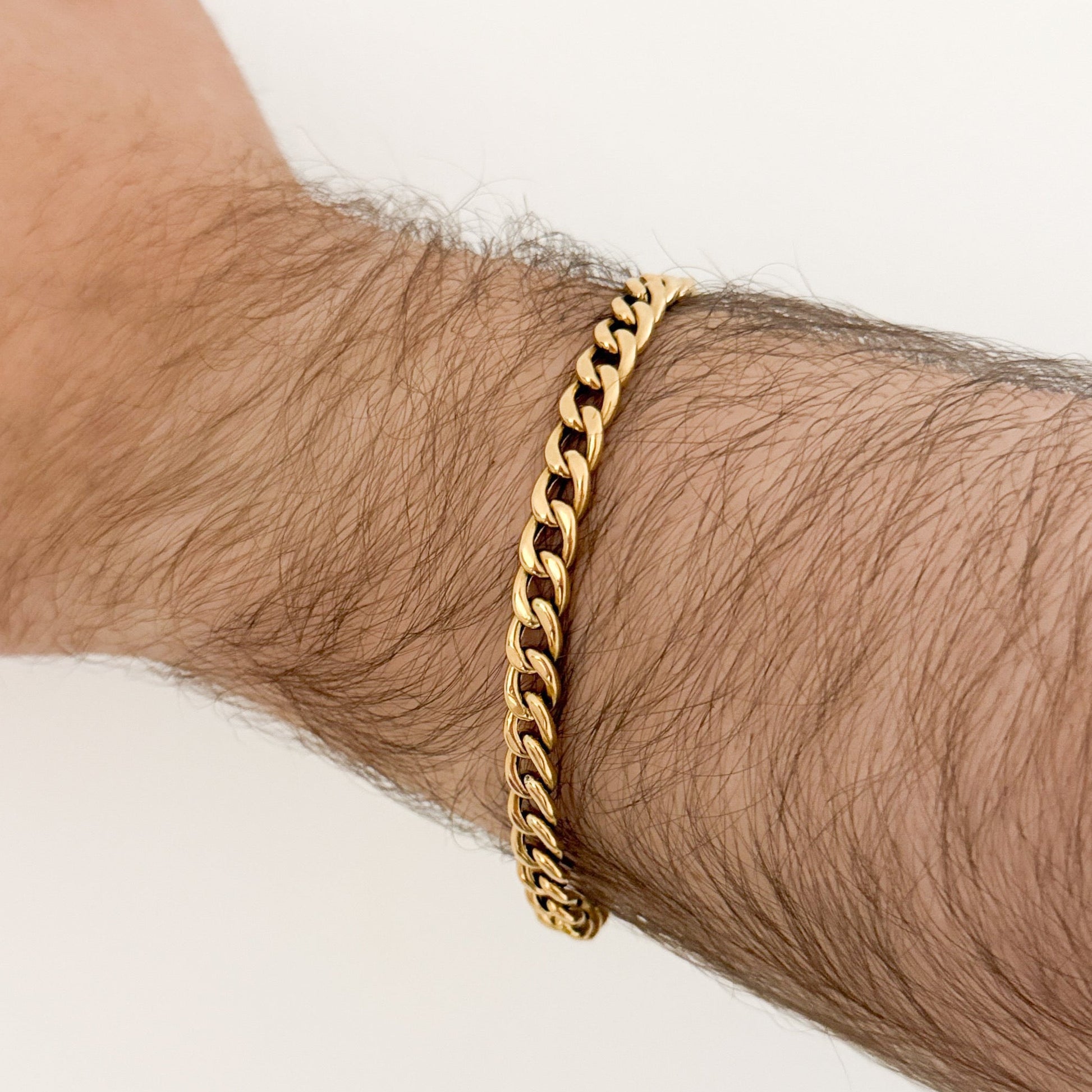 Comprar pulsera oro amarillo de 18kt con cadena tipo cubana. La pulsera mide 22,6cm de largo y 6,42mm de grosor. Joyas al mejor precio en Barcelona. Ian'Or.
