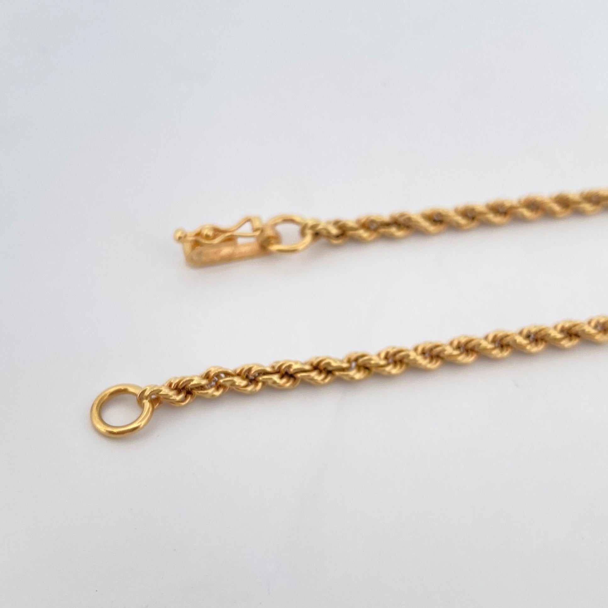 Collar de Oro amarillo de 18kt con cadena de cordón salomónico. La cadena mide 46cm largo. Dónde comprar y vender oro en Barcelona al mejor precio.