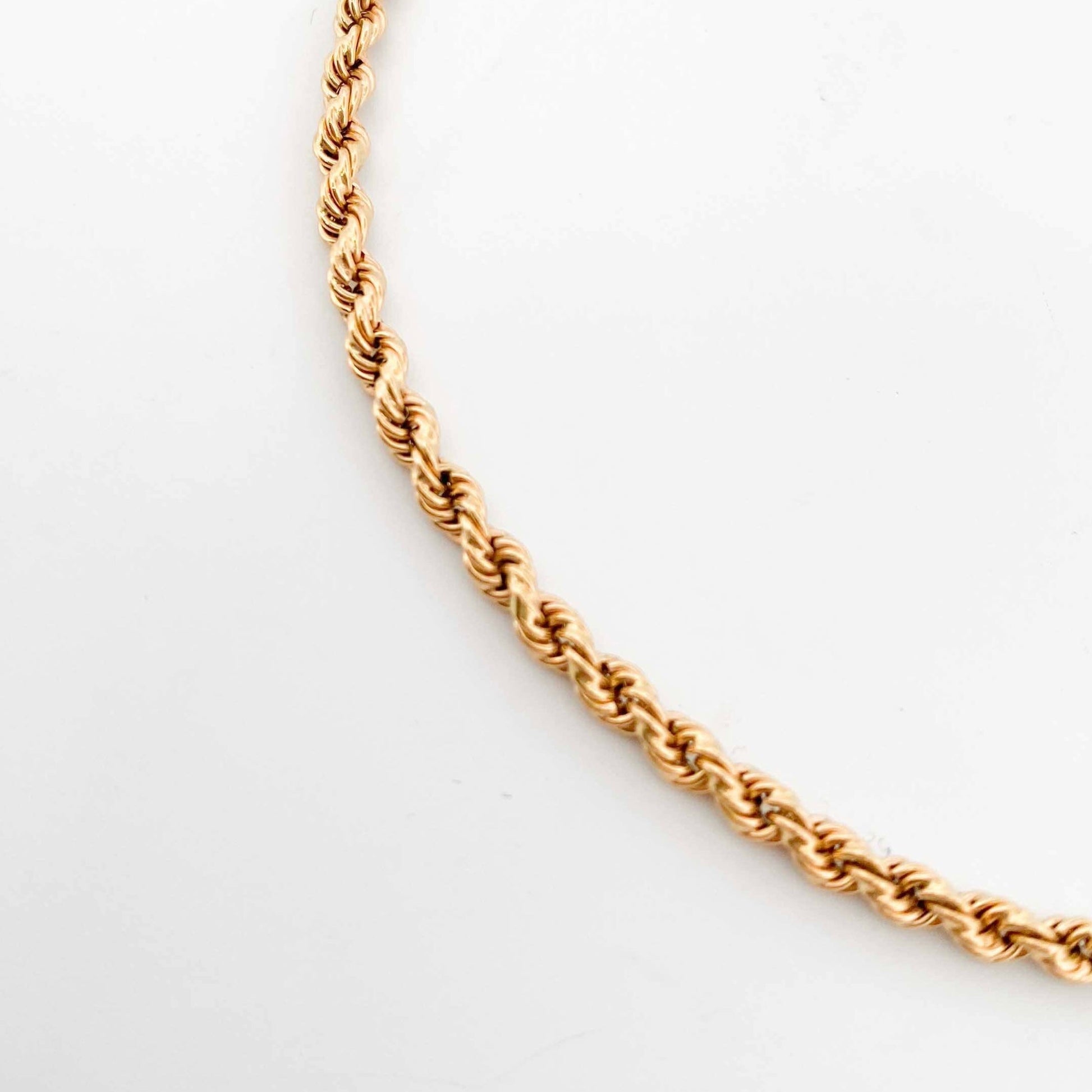 Collar de Oro amarillo de 18kt con cadena de cordón salomónico. La cadena mide 46cm largo. Dónde comprar y vender oro en Barcelona al mejor precio.