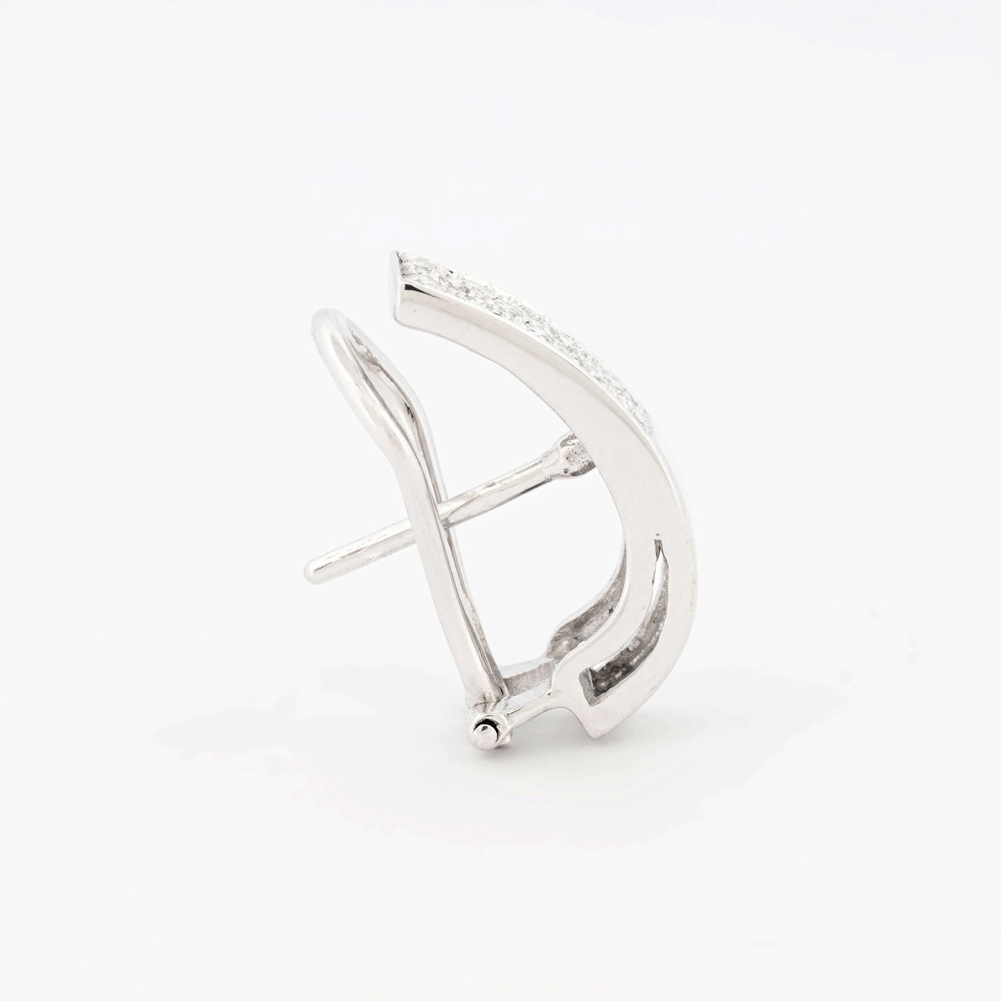 Comprar pendientes de oro blanco de 18kt con diamantes talla diamante en cada pendiente. Cierre tipo omega. Joyas de segunda mano. Joyas con diamantes baratas. Joyería Ian'Or.