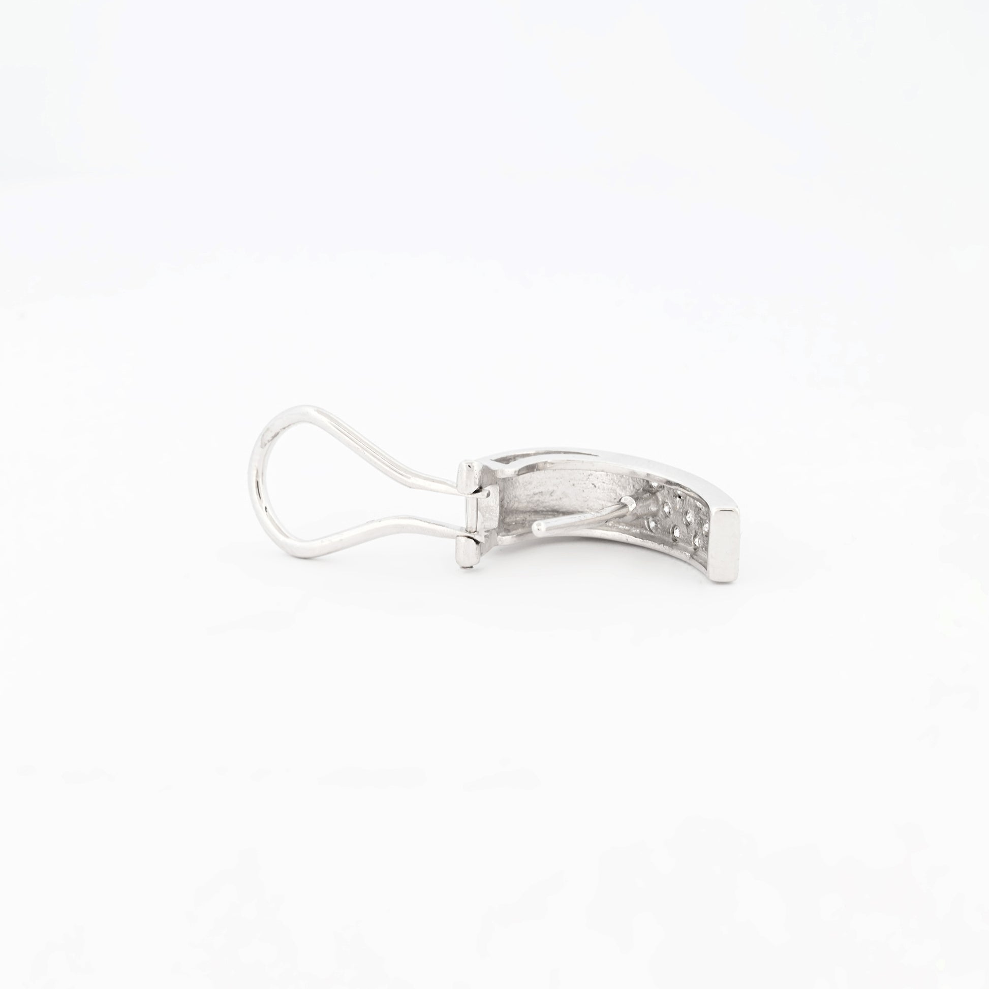 Comprar pendientes de oro blanco de 18kt con diamantes talla diamante en cada pendiente. Cierre tipo omega. Joyas de segunda mano. Joyas con diamantes baratas. Joyería Ian'Or.
