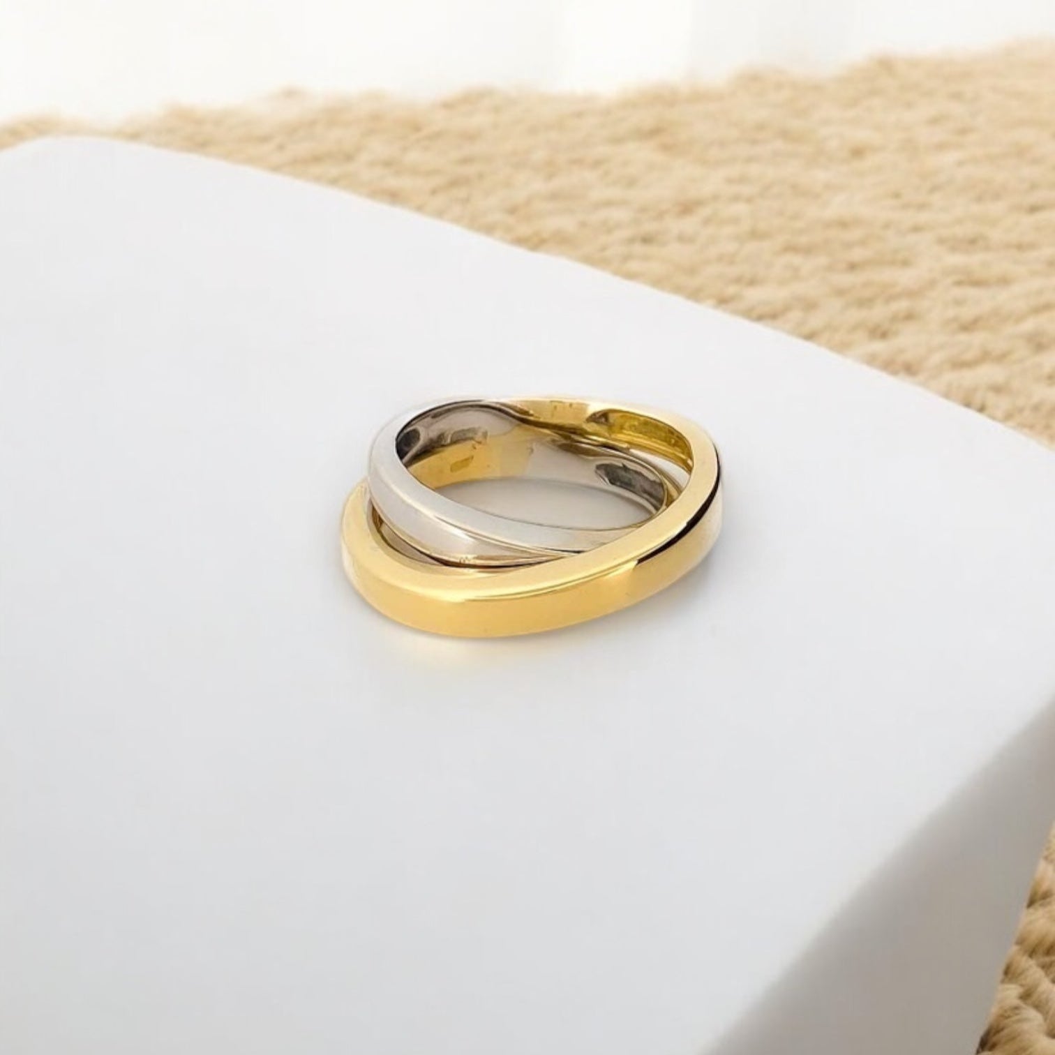 Comprar sortija lisa cruzada realizada en oro amarillo y oro blanco de 18kt. Joyas de segunda mano. Joyas restauradas. Joyería Ian'Or. Envío gratis.
