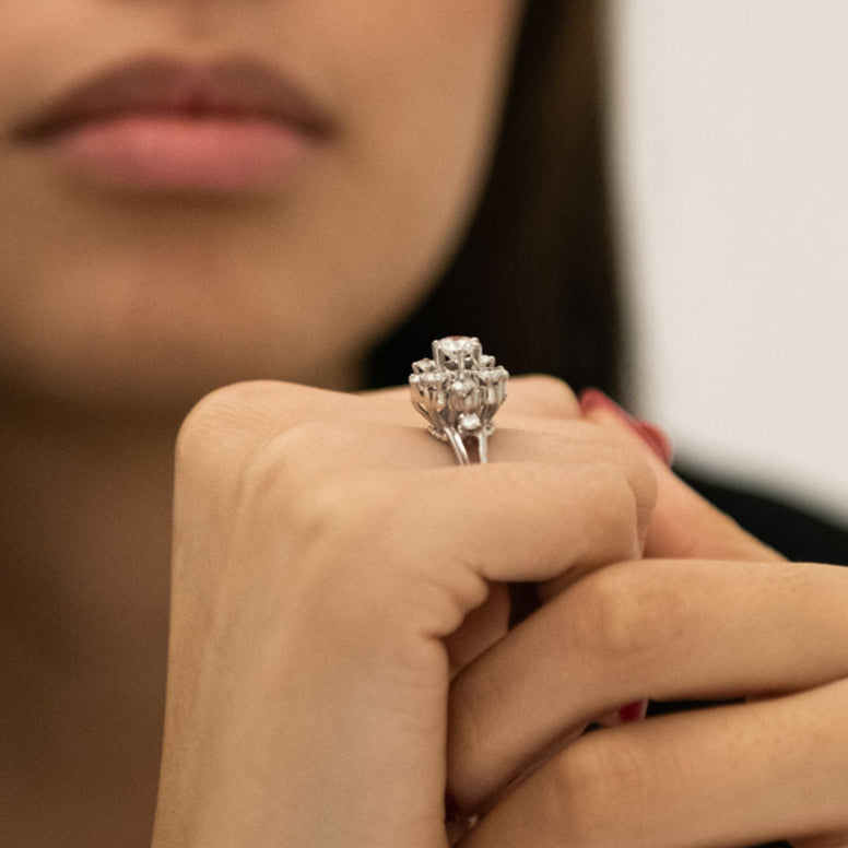 27490C - Sortija oro blanco con rosetón diamantes