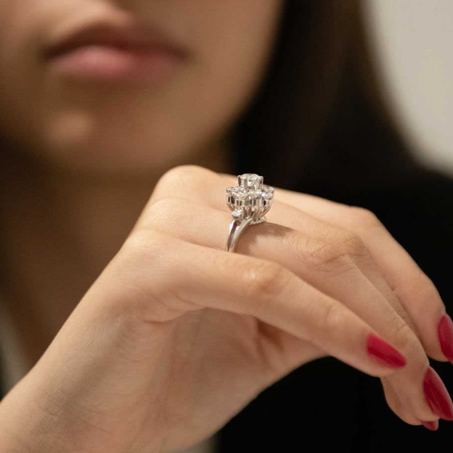 27490C - Sortija oro blanco con rosetón diamantes