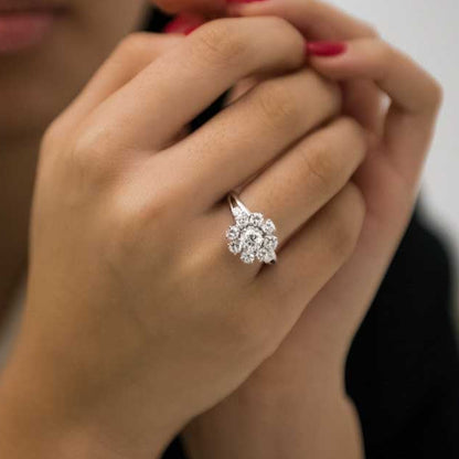 27490C - Sortija oro blanco con rosetón diamantes