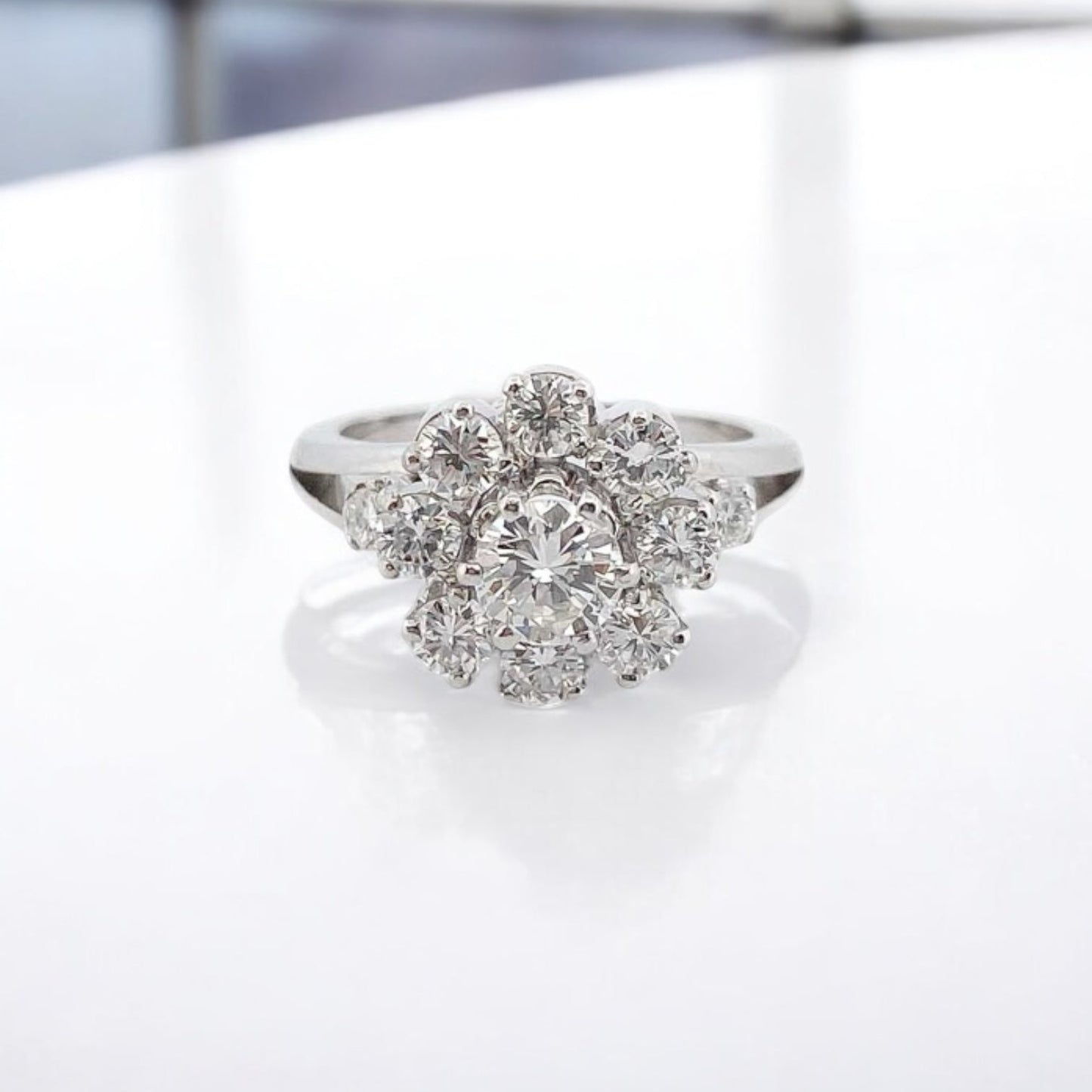 27490C - Sortija oro blanco con rosetón diamantes