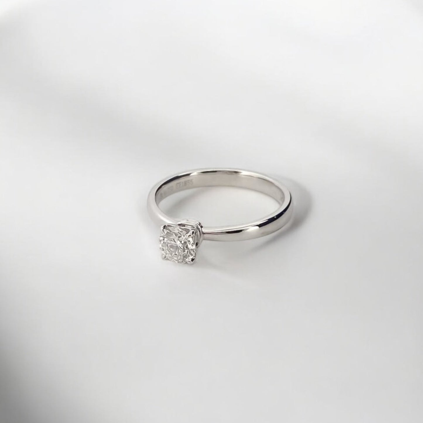 Solitario realizado en oro blanco y diamante de  medio quilate. Solitarios baratos. Joyas restauradas. Joyería Ian'Or. Envío gratis. 
