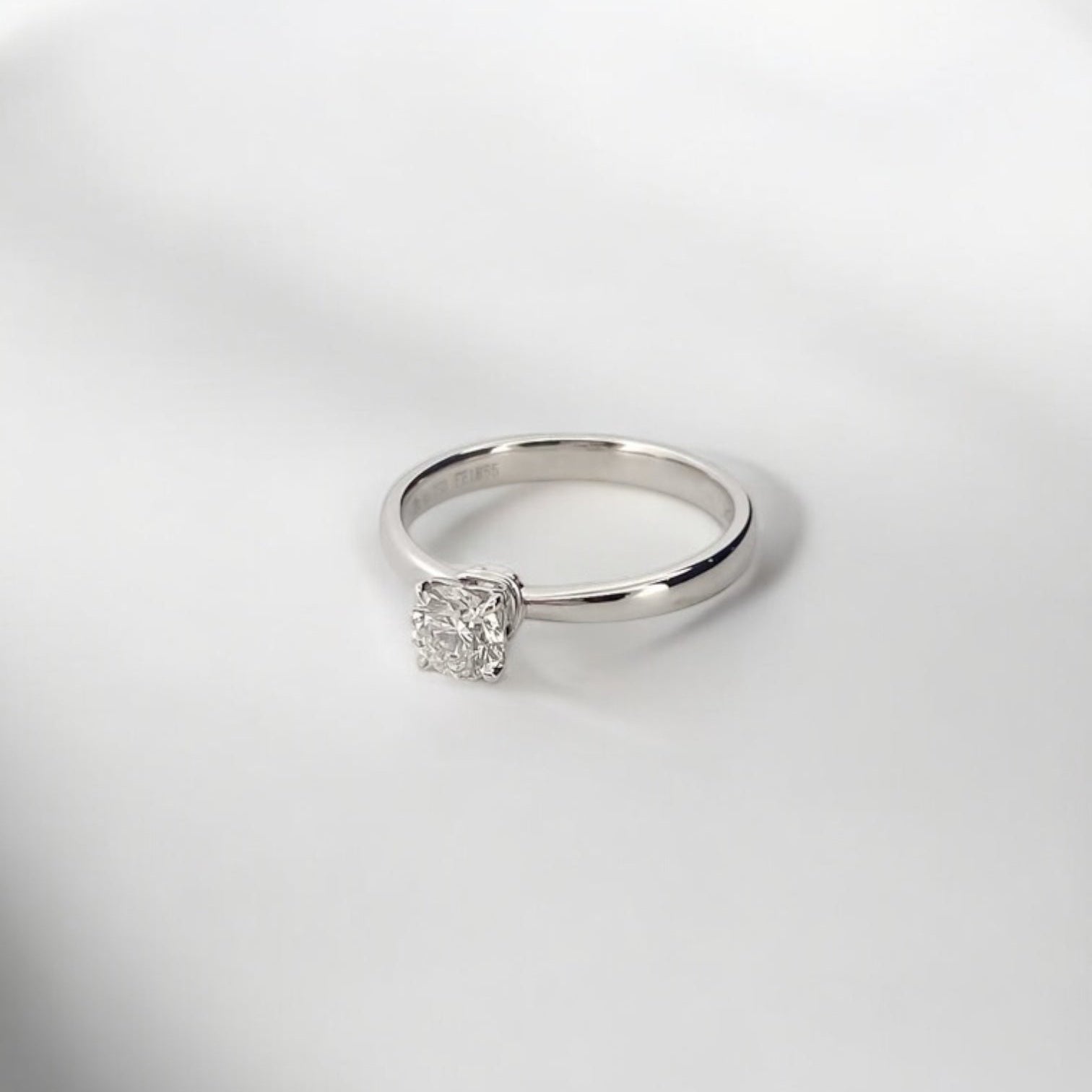 Solitario realizado en oro blanco y diamante de  medio quilate. Solitarios baratos. Joyas restauradas. Joyería Ian'Or. Envío gratis. 