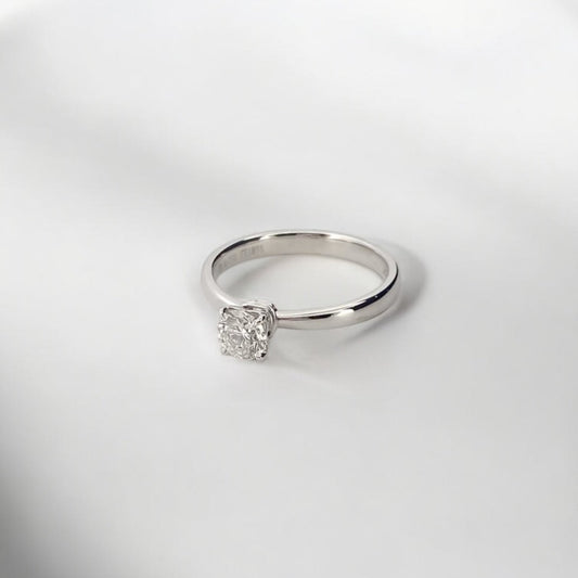 Solitario realizado en oro blanco y diamante de  medio quilate. Solitarios baratos. Joyas restauradas. Joyería Ian'Or. Envío gratis. 