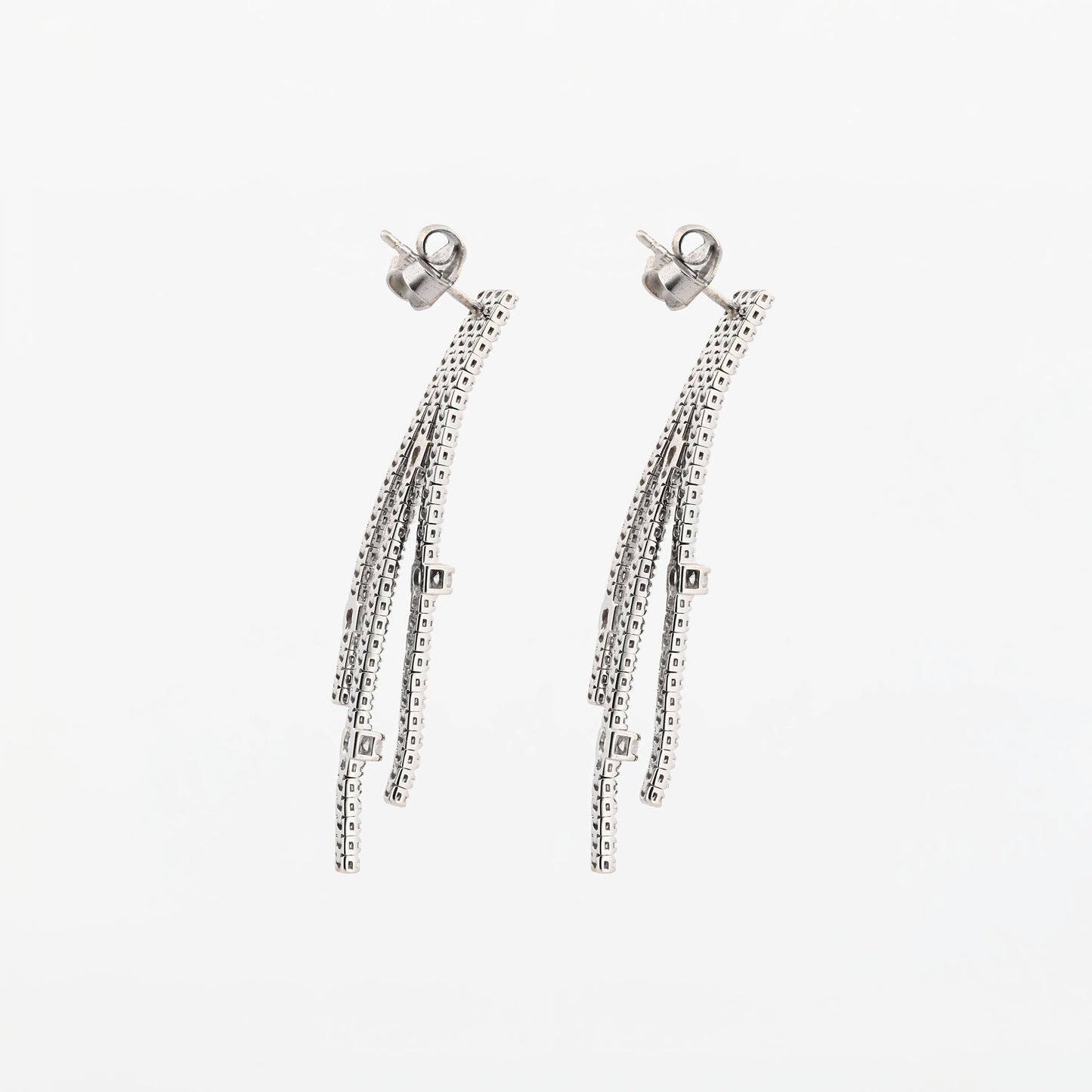 Comprar pendientes largos de oro blanco de 18kt y 81 diamantes a lo largo de cada pendiente. Joyas para novias. Joyas segunda mano. Restauración de joyas. Envío gratis.