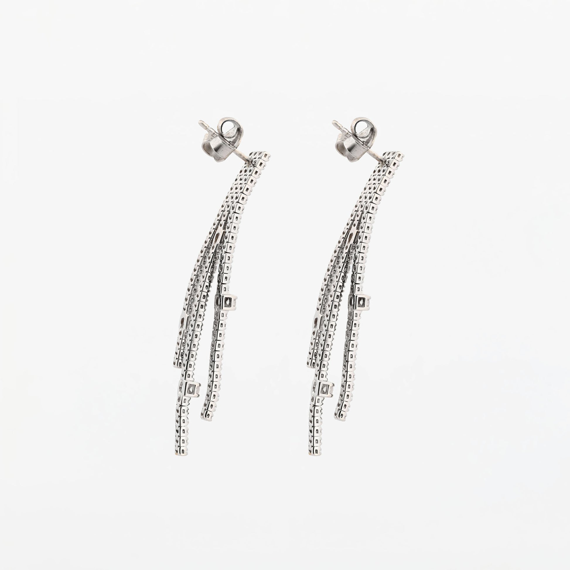 Comprar pendientes largos de oro blanco de 18kt y 81 diamantes a lo largo de cada pendiente. Joyas para novias. Joyas segunda mano. Restauración de joyas. Envío gratis.
