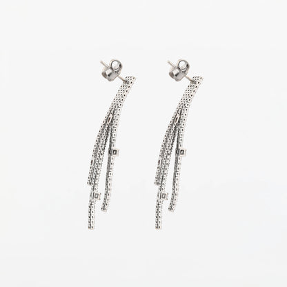 Comprar pendientes largos de oro blanco de 18kt y 81 diamantes a lo largo de cada pendiente. Joyas para novias. Joyas segunda mano. Restauración de joyas. Envío gratis.