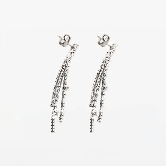 Comprar pendientes largos de oro blanco de 18kt y 81 diamantes a lo largo de cada pendiente. Joyas para novias. Joyas segunda mano. Restauración de joyas. Envío gratis.