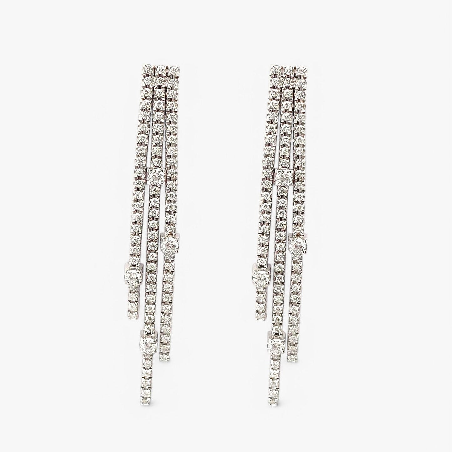 Comprar pendientes largos de oro blanco de 18kt y 81 diamantes a lo largo de cada pendiente. Joyas para novias. Joyas segunda mano. Restauración de joyas. Envío gratis.