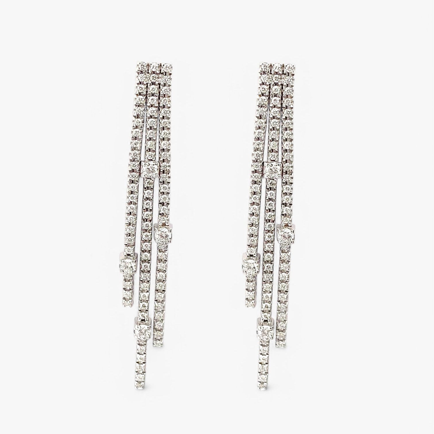 Comprar pendientes largos de oro blanco de 18kt y 81 diamantes a lo largo de cada pendiente. Joyas para novias. Joyas segunda mano. Restauración de joyas. Envío gratis.