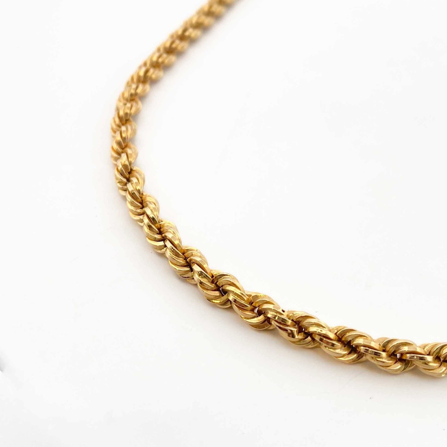 Cadena de oro amarillo de 18kt de cordón salomónico. La cadena mide 51cm de largo y dispone de un cierre cajón. Cadenas baratas de oro amarillo de 18kt baratas.