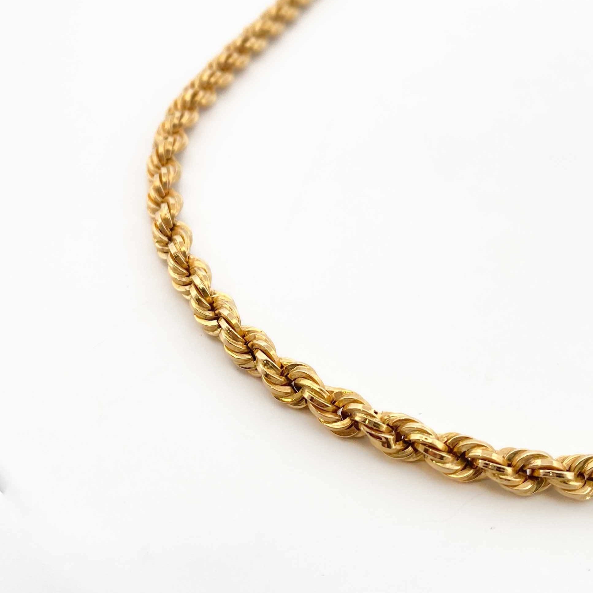 Cadena de oro amarillo de 18kt de cordón salomónico. La cadena mide 51cm de largo y dispone de un cierre cajón. Cadenas baratas de oro amarillo de 18kt baratas.