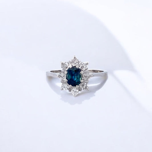Comprar sortija realizada en oro blanco de 18kt con rosetón de diamantes alrededor de un zafiro central engastado en 8 grapas. Joyas diamantes. Joyería Ian'Or.
