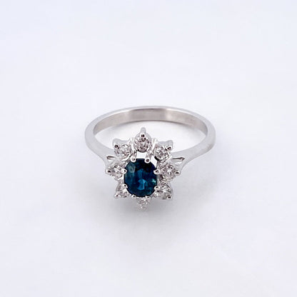 Comprar sortija realizada en oro blanco de 18kt con rosetón de diamantes alrededor de un zafiro central engastado en 8 grapas. Joyas diamantes. Joyería Ian'Or.
