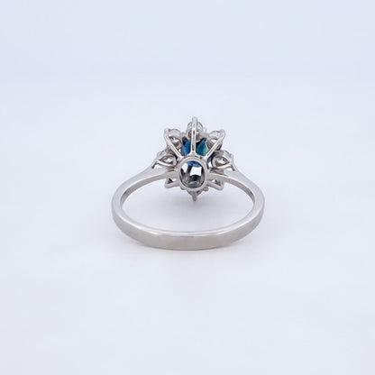 Comprar sortija realizada en oro blanco de 18kt con rosetón de diamantes alrededor de un zafiro central engastado en 8 grapas. Joyas diamantes. Joyería Ian'Or.
