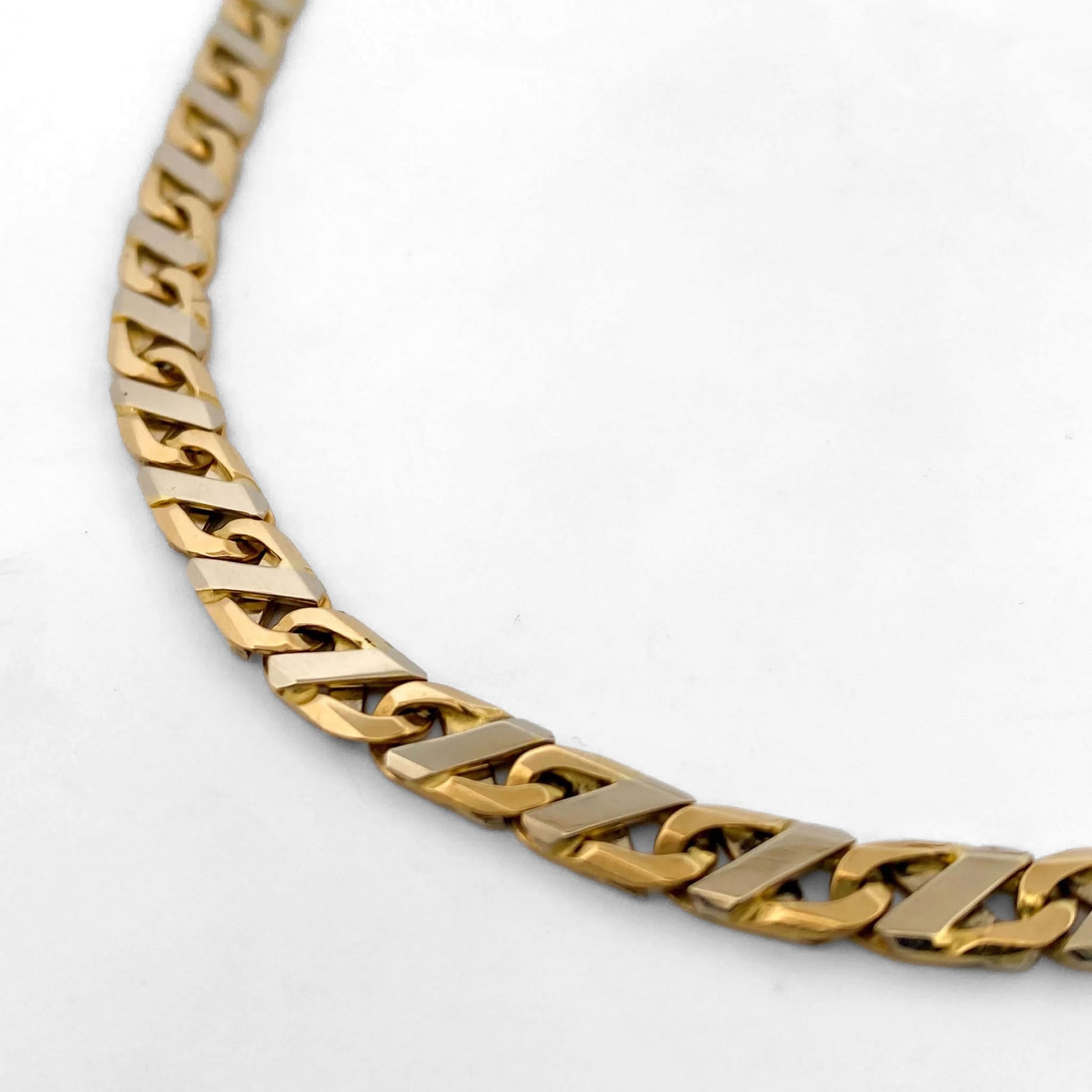 Comprar collar bicolor realizado en oro amarillo y oro blanco de 18kt con cadena de eslabones planos con un cierre tipo mosquetón. Envío gratis. Joyería Ian'Or.