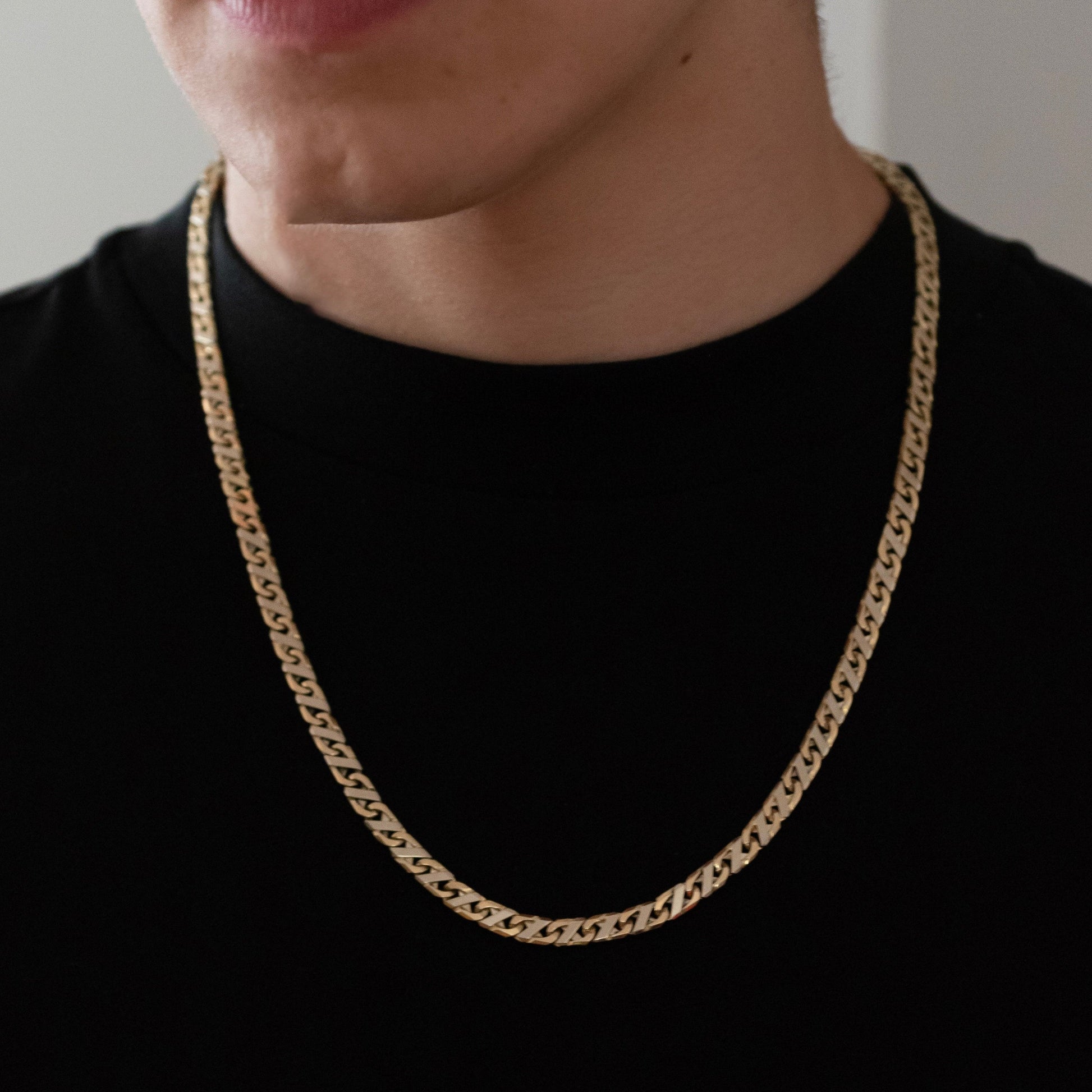 Comprar collar bicolor realizado en oro amarillo y oro blanco de 18kt con cadena de eslabones planos con un cierre tipo mosquetón. Envío gratis. Joyería Ian'Or.