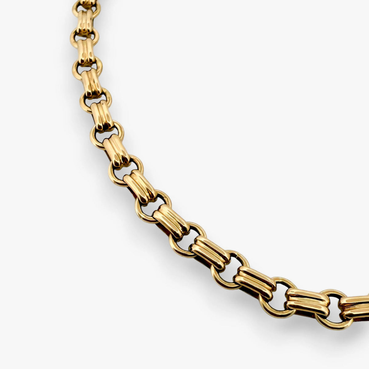 Cadena realizada en oro amarillo de 18kt con eslabones alternos ovalados y redondos y cierre tipo cajón. El collar mide 61cm y tiene un grosor de 5mm Cadenas de oro  18jkt baratas al mejor precio.