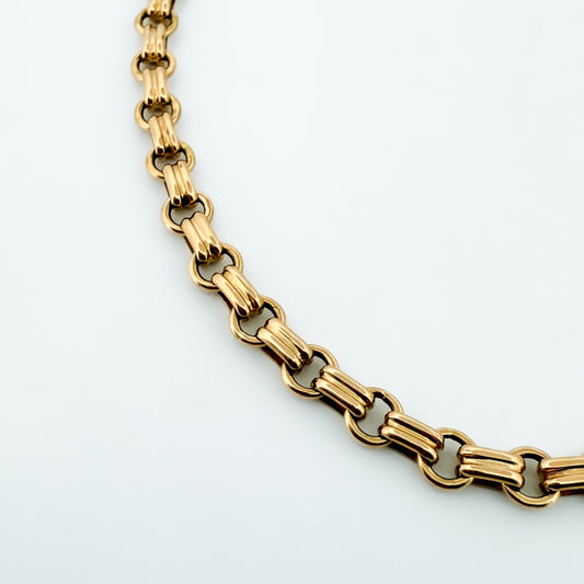 Cadena realizada en oro amarillo de 18kt con eslabones alternos ovalados y redondos y cierre tipo cajón. El collar mide 61cm y tiene un grosor de 5mm Cadenas de oro  18jkt baratas al mejor precio.