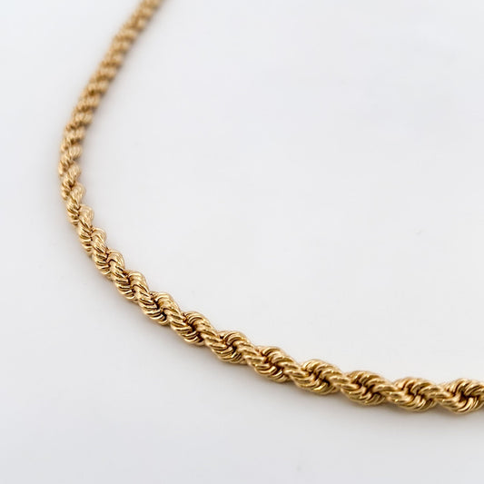 Comprar collar de oro amarillo de 18kt con cadena de cordón salomónico. La cadena mide 61cm de largo y dispone de cierre desplegable. Cordón salomónico Ian'Or.