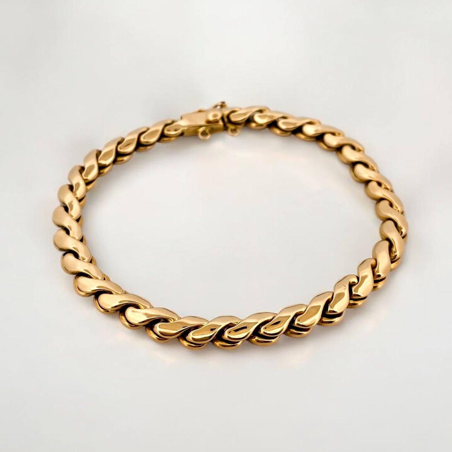 Comprar pulsera Pulsera semirrígida realizada en oro amarillo de 18kt. Esta pulsera dispone de cierre tipo mosquetón. Joyas segunda mano en Barcelona. Ian'Or.