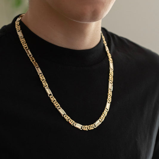 Comprar collar bicolor realizado en oro blanco y amarillo de 18kt con eslabones combinados con placas en oro blanco a lo largo de la cadena. Joyería Ian'Or.