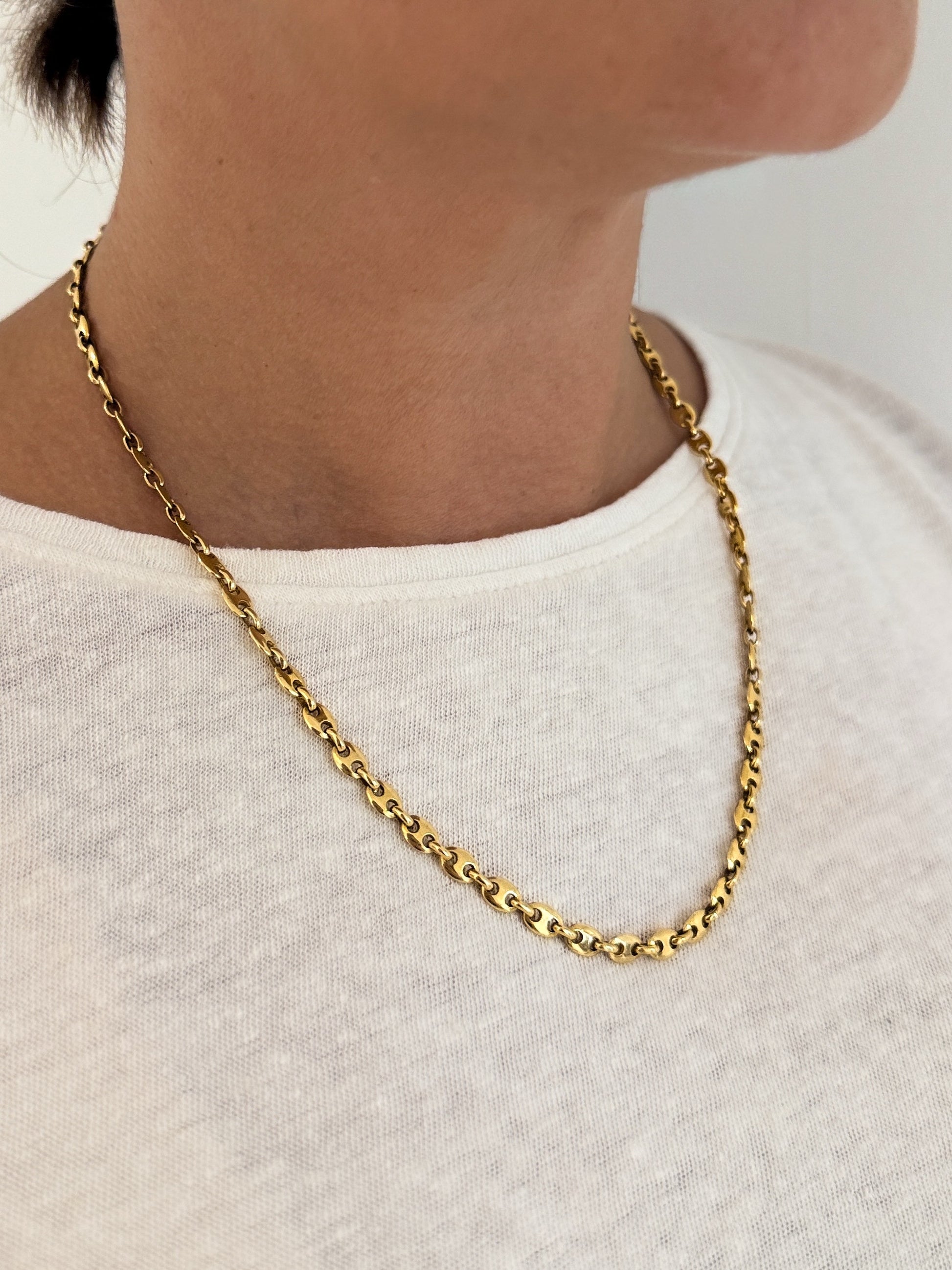 Collar de oro amarillo de 18kt de cadena de calabrote. La cadena mide 50cm de largo y tiene un grosor de 5mm. Dispone de un cierre tipo mosquetón. Ian'Or.

