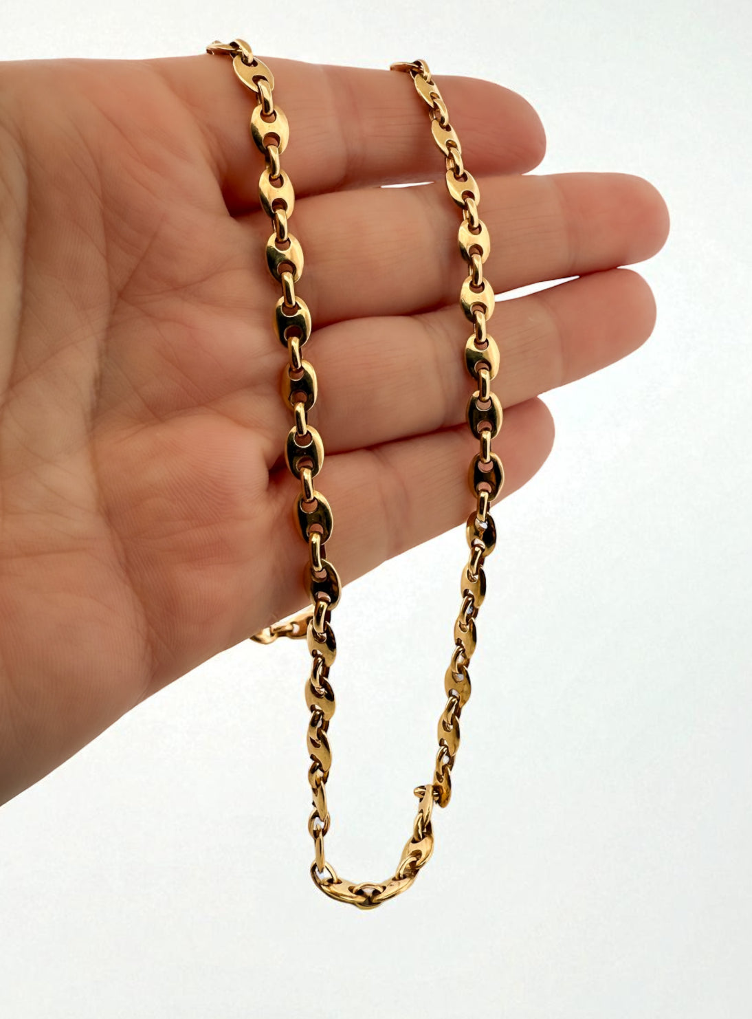 Collar de oro amarillo de 18kt de cadena de calabrote. La cadena mide 50cm de largo y tiene un grosor de 5mm. Dispone de un cierre tipo mosquetón. Ian'Or.


