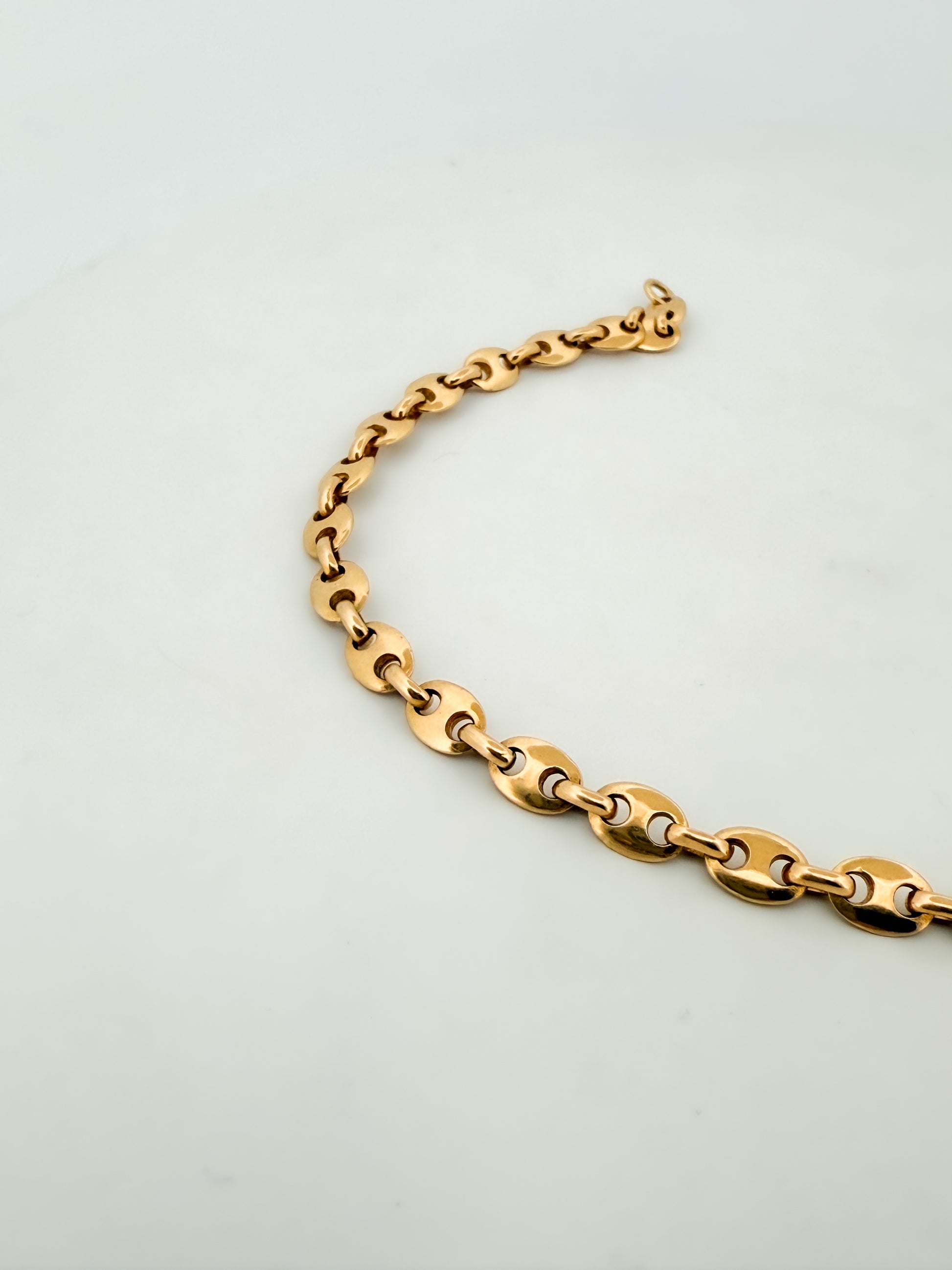 Collar de oro amarillo de 18kt de cadena de calabrote. La cadena mide 50cm de largo y tiene un grosor de 5mm. Dispone de un cierre tipo mosquetón. Ian'Or.
