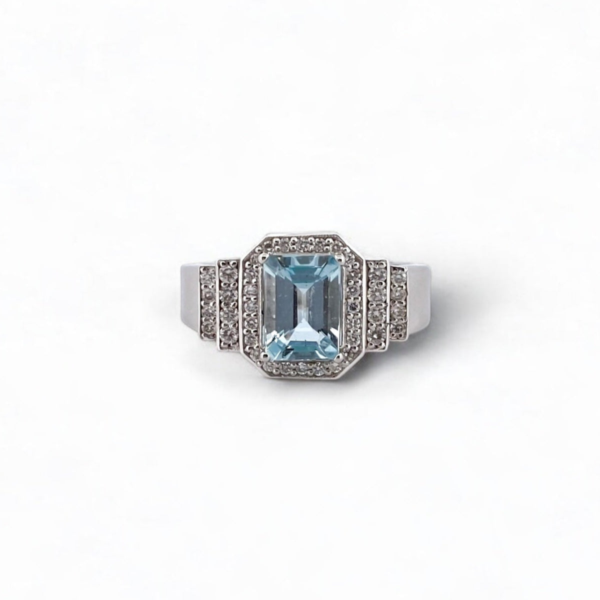 Comprar anillo de oro blanco de 18kt con agua marina talla baguette engastado en 4 grapas y 40 diamantes talla brillante. Joyas restauradas. Joyería Ian'Or.