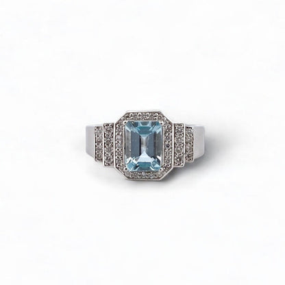 Comprar anillo de oro blanco de 18kt con agua marina talla baguette engastado en 4 grapas y 40 diamantes talla brillante. Joyas restauradas. Joyería Ian'Or.
