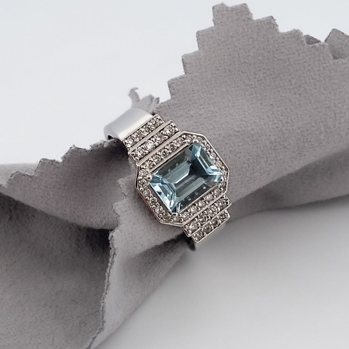 Comprar anillo de oro blanco de 18kt con agua marina talla baguette engastado en 4 grapas y 40 diamantes talla brillante. Joyas restauradas. Joyería Ian'Or.